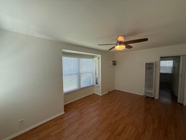 Building Photo - 1820 N Hollywood Way