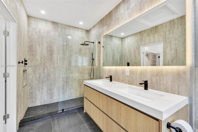 Building Photo - 113 NE 101st St