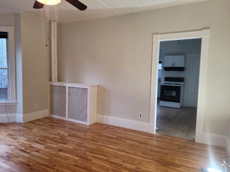 Building Photo - 37 Byron St