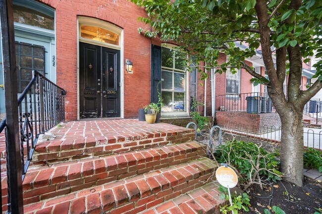 Building Photo - 206 S 43rd St