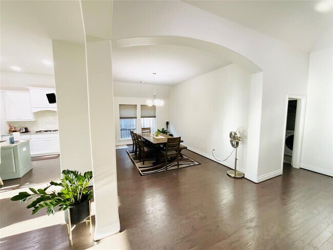 Building Photo - 2507 Elmwood Trl