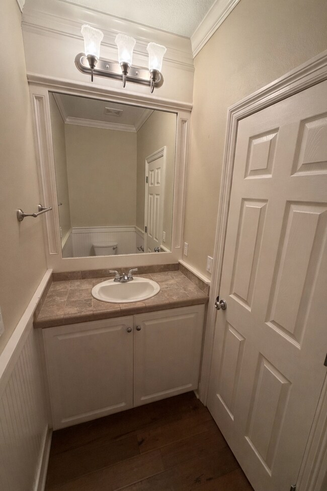 Building Photo - 5 Bedrooms and 2.5 Bathrooms with Views of the Rolling Hills of Corvallis Country Club