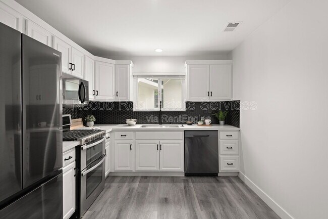 Building Photo - 1710 Hanford Dr