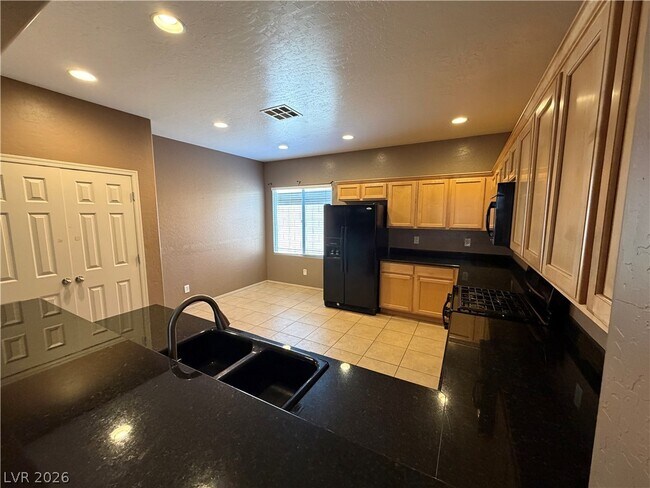 Building Photo - 2588 Lockerbie St