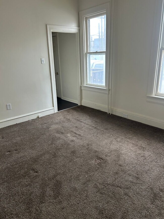 Building Photo - 758 W King St