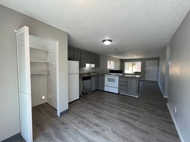 Building Photo - Country Rambler