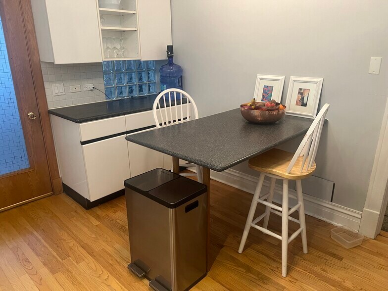 Building Photo - 1217 W George St