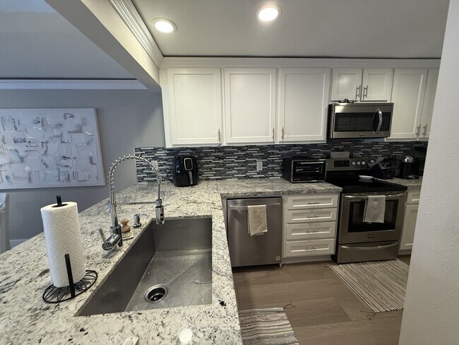 Building Photo - 9125 Marina Pacifica Dr