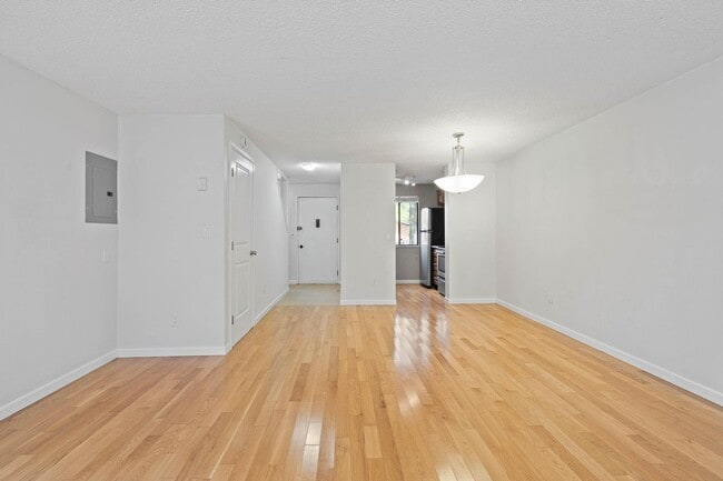 Building Photo - $500 move-in special! Well-maintained 2-bdrm/1-bath unit in triplex—On-site laundry, off-street p...