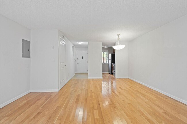 Building Photo - Well-maintained 2-bdrm/1-bath unit in tri-plex—On-site laundry, off-street parking, storage