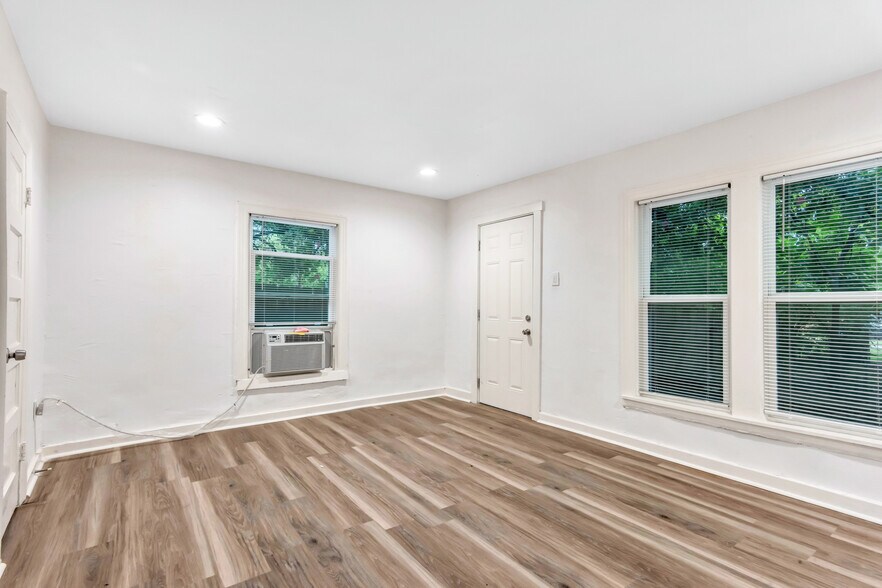 Building Photo - 425 E Sears St