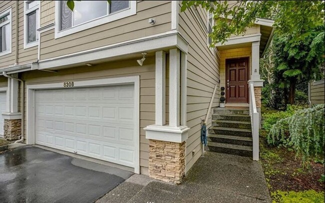 Building Photo - Amazing 4 bedroom, 2.5 bathroom townhouse ...