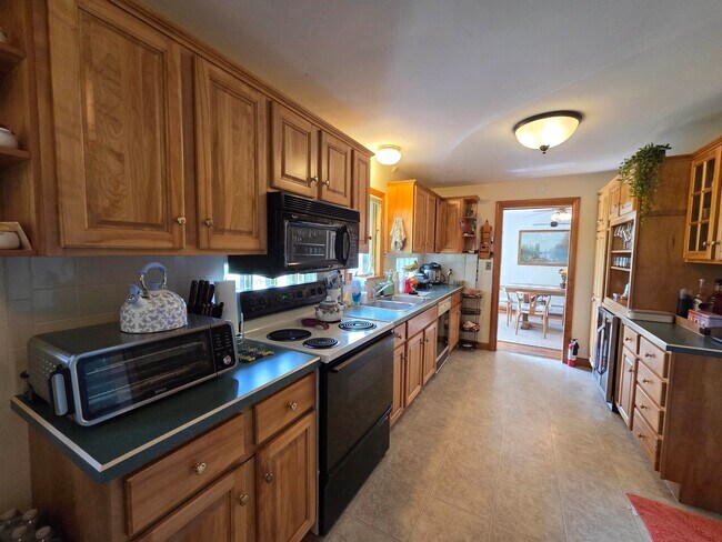 Building Photo - 276 Shaker Hill Rd