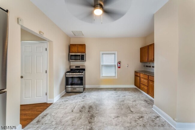 Building Photo - 473 Flagg St