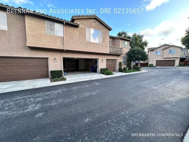 Building Photo - 3 bed, 2.5 bath Townhome, 2 Car Garage, Ea...