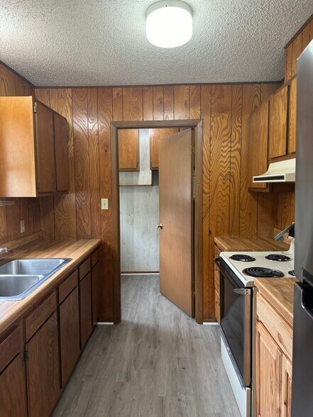 Building Photo - 227 Redbud Ln