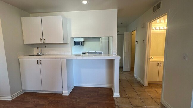 Building Photo - (APPLICATION PENDING) Townhouse in gated c...