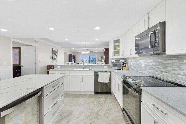 Building Photo - 33 Comares Ave