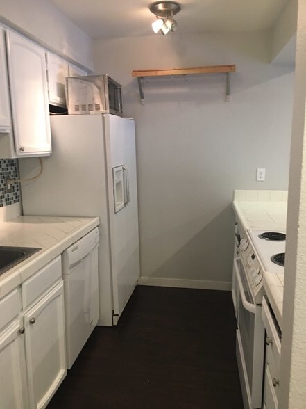 Building Photo - 4620 Lower Dr