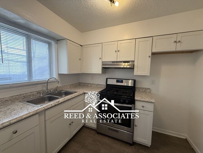 Building Photo - 2-Story Duplex Located Near UofM!