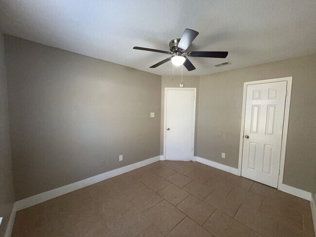 Building Photo - 709 Lisa Ln