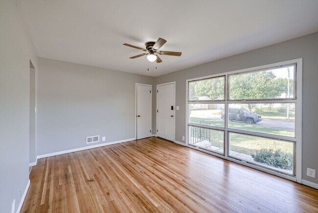 Building Photo - 2 Bedroom With Oversized Garage & Prime Location Near 90th & Blondo!!