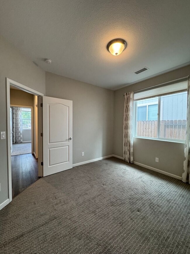 Building Photo - 322 Granite Ct