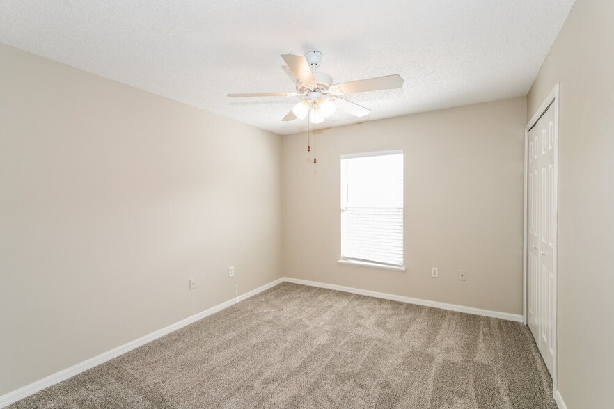 Building Photo - 5840 Lake Front Dr