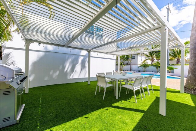 Building Photo - 3329 NE 17th St