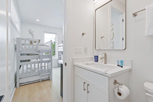 Building Photo - 68 Sarah St