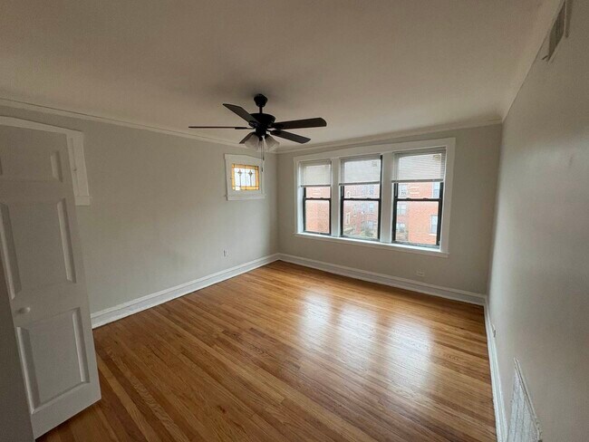 Building Photo - 7004 N Paulina St