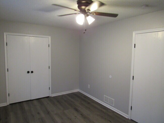 Building Photo - Cozy 2 bedrooms and 1.5 baths townhome located in Lee's Summit