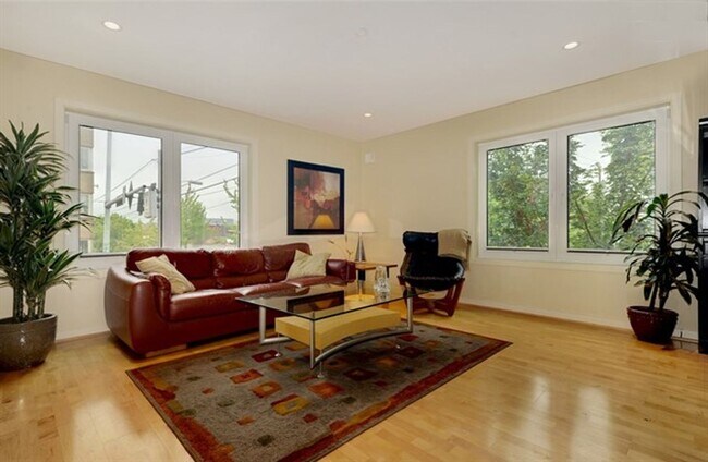 Building Photo - 2Bd/1Ba Seattle Condo