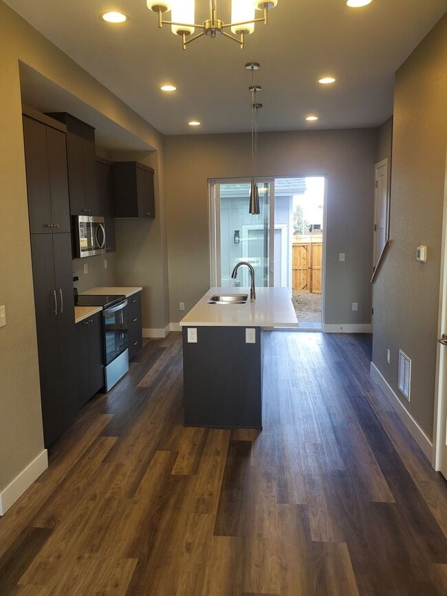 Building Photo - Beautiful and Updated 2BR Townhome With At...