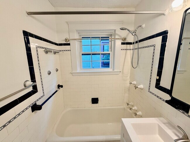 Building Photo - 216 Tremont St