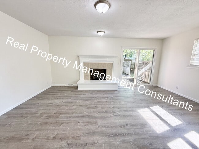Building Photo - 3 bed 2.5 bath Private Oasis
