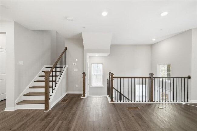 Building Photo - 318 Commons Ave