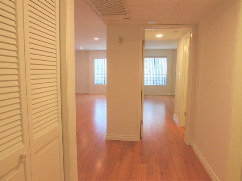 Building Photo - 1141 N Columbus Ave