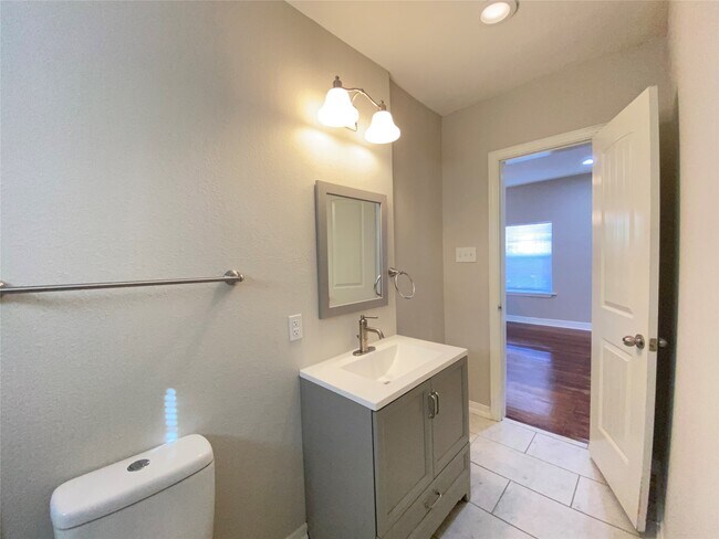 Building Photo - 410 Woolworth St