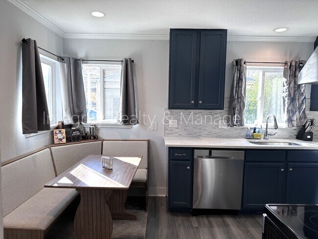 Building Photo - 901 S Alcott St