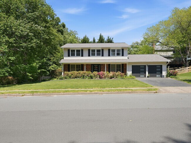 Building Photo - Freshly Refined Home with Generous Space and Timeless Appeal