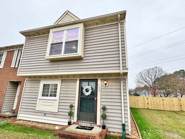 Building Photo - Glenleigh 1st-time Rental! Pet-Friendly, End-Unit Townhome, Cul-De-Sac with HUGE fenced backyard!