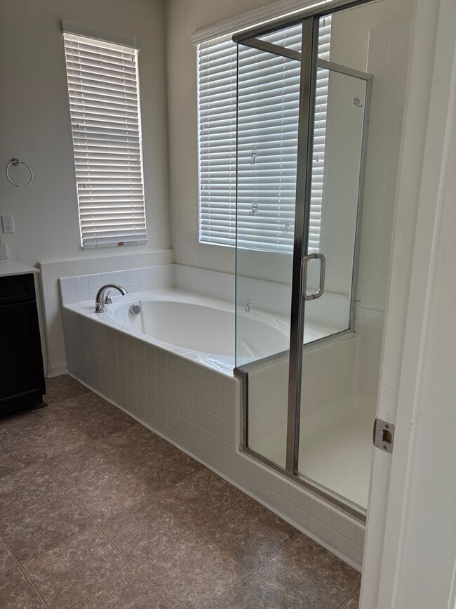Building Photo - Beautiful 3-Bedroom, 2.5 bath in the  Glen...