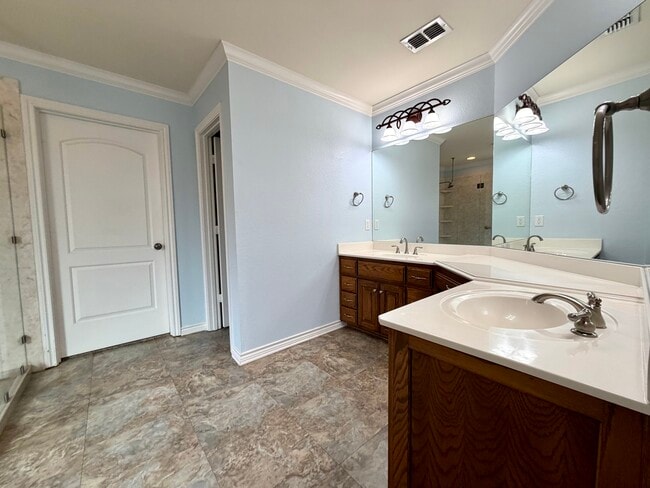 Building Photo - 710 Huntwick Ln