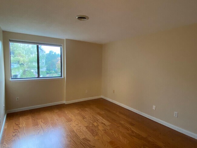 Building Photo - 255 North Rd