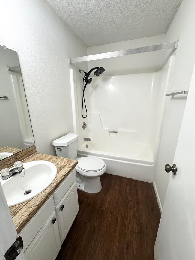 Building Photo - 3 Bedroom 2 Bathroom For Rent