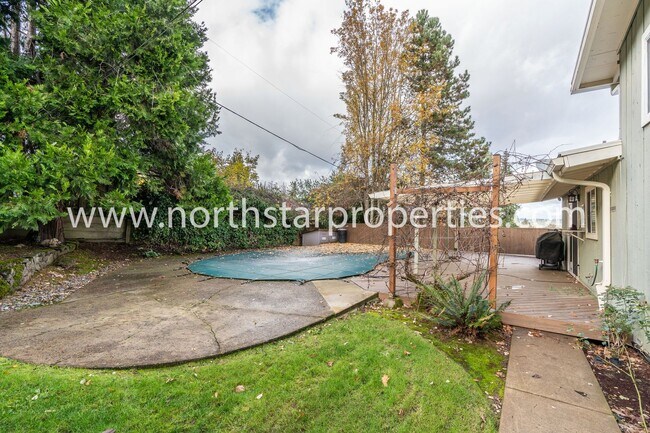 Building Photo - Hallinan Haven with Pool