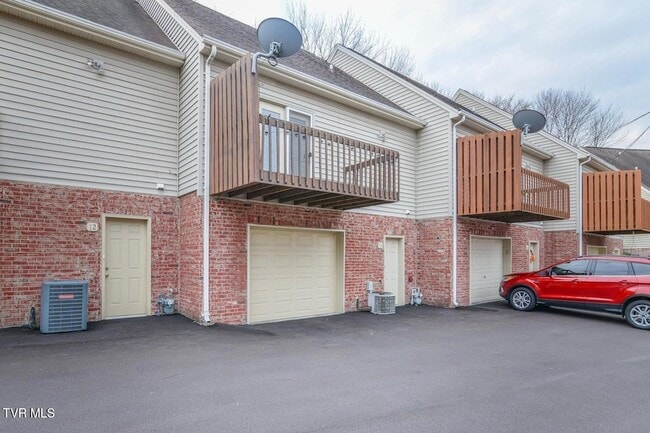 Building Photo - 2503 E Lakeview Dr