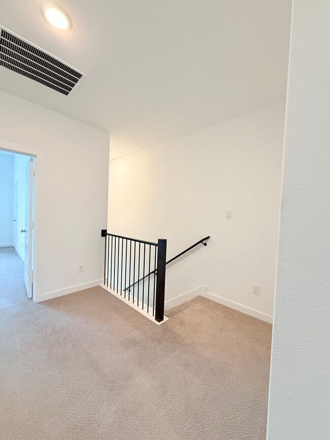 Building Photo - AVAILABLE NOW -Stunning 3-Bedroom Townhome Overlooking Greenbelt in Plano ISD 600 Collier Drive