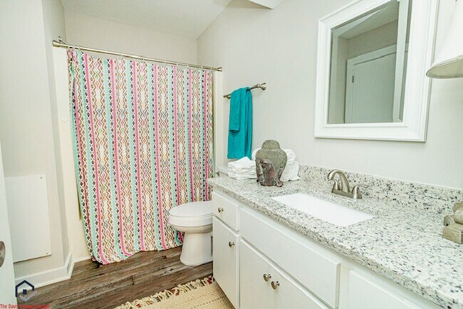 Building Photo - Townhouse with 2 bedrooms and 1.5 bathrooms in Willow Oaks